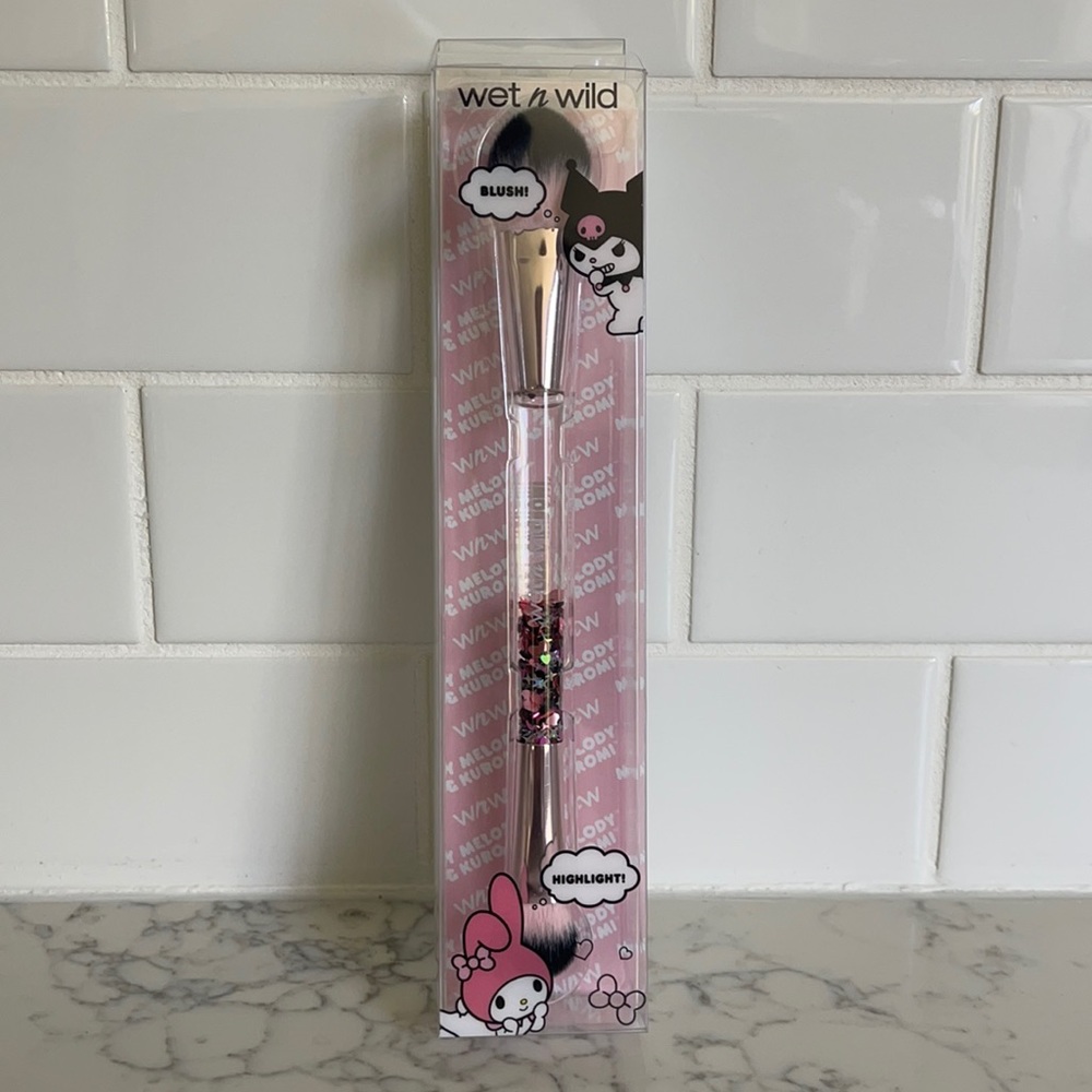 ***SOLD***  Brand New Blush and highlighter Brush